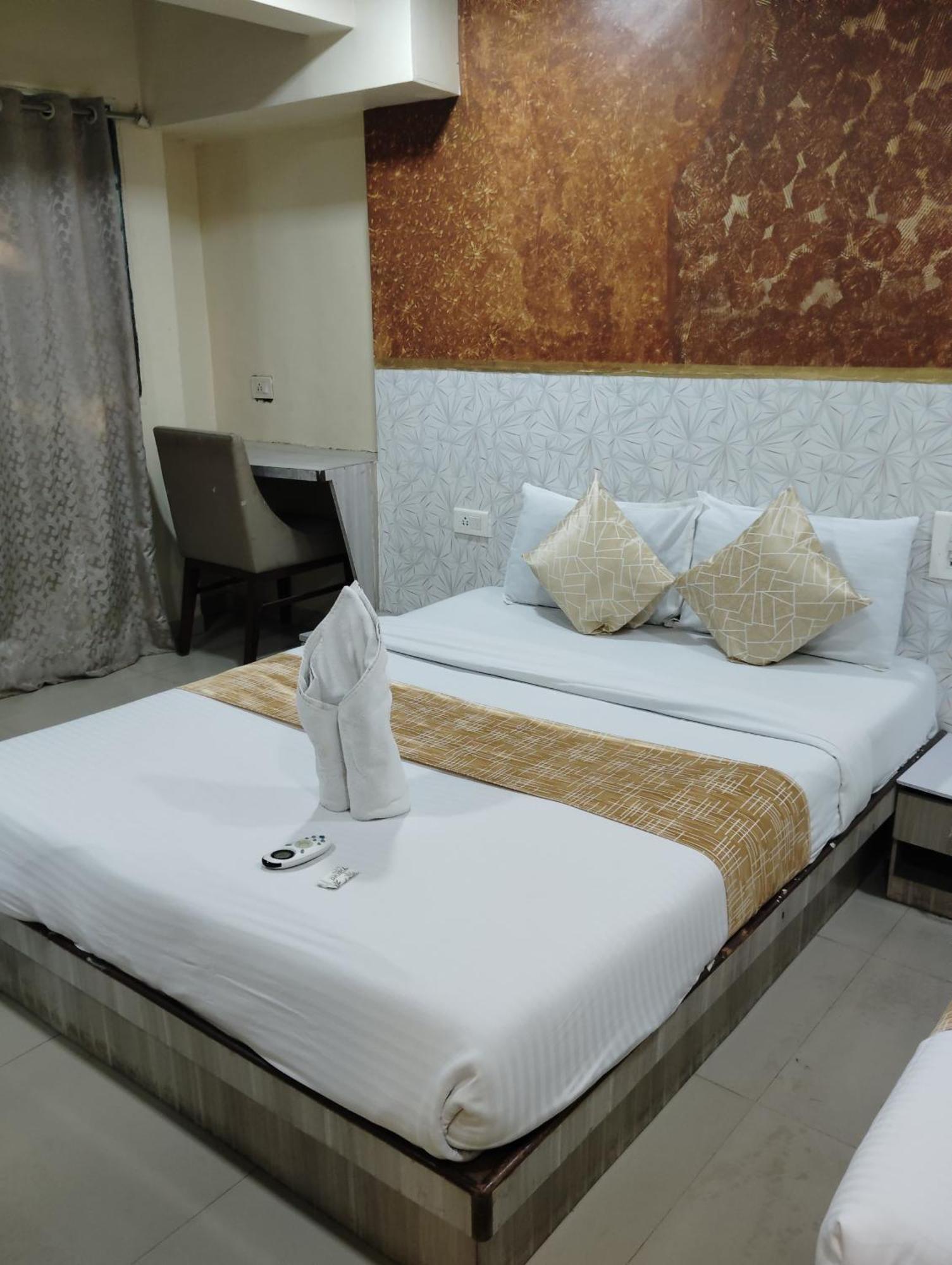 Hotel Crystal Park Near Nesco Exhibition Center Мумбаи Экстерьер фото