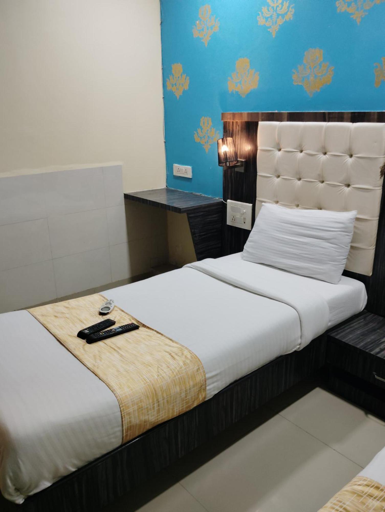 Hotel Crystal Park Near Nesco Exhibition Center Мумбаи Экстерьер фото