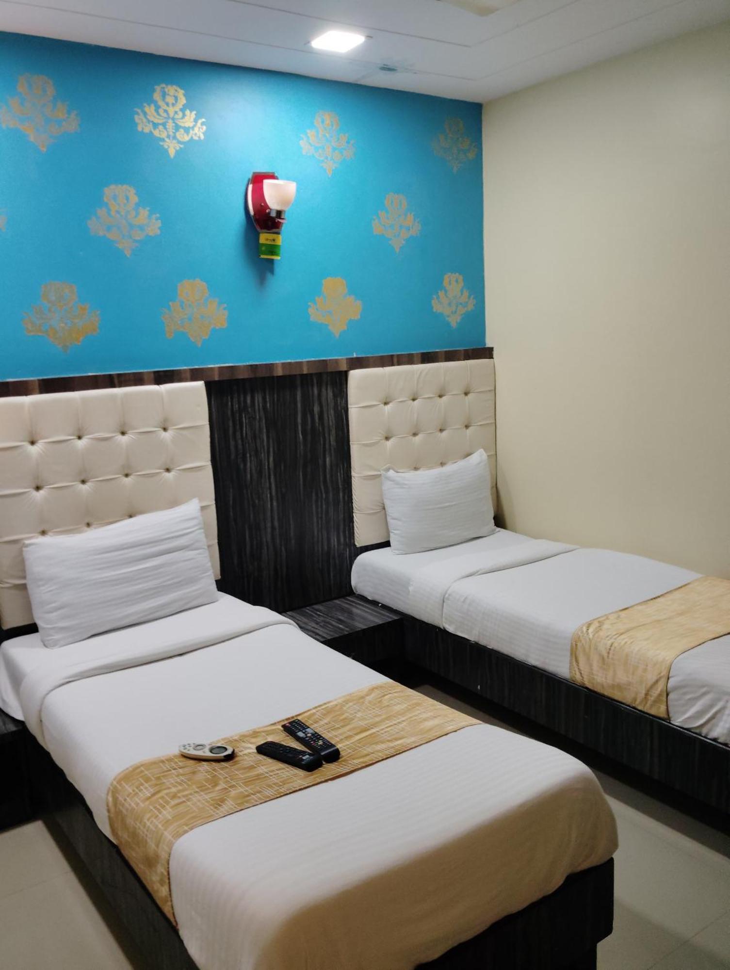 Hotel Crystal Park Near Nesco Exhibition Center Мумбаи Экстерьер фото