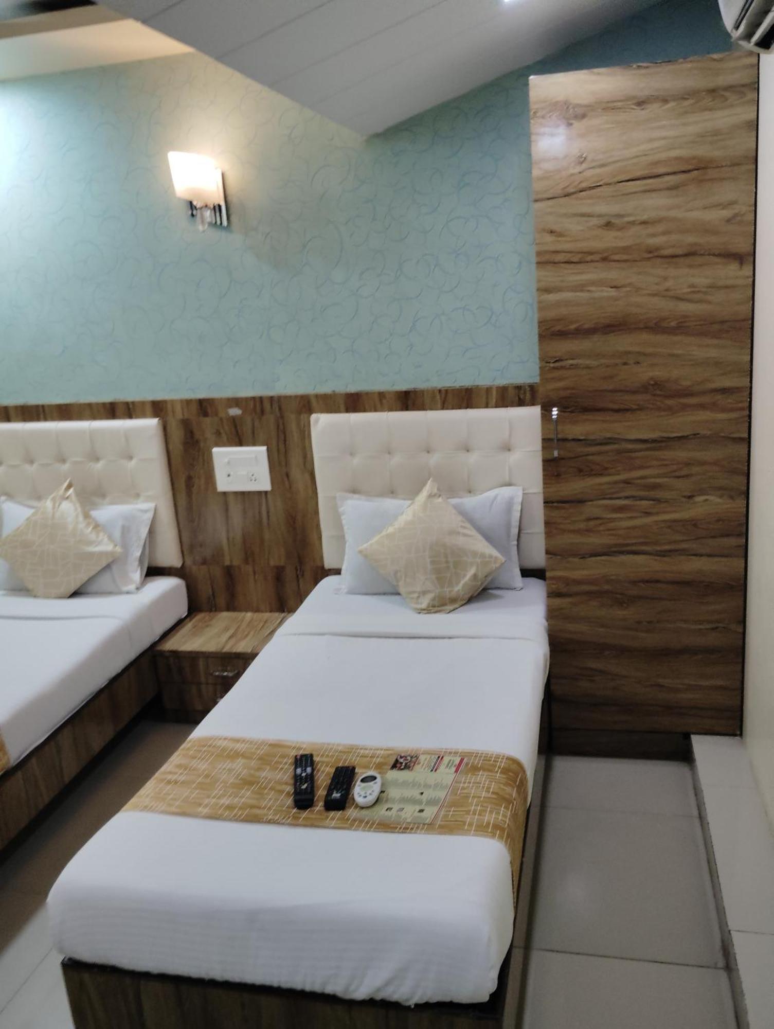 Hotel Crystal Park Near Nesco Exhibition Center Мумбаи Экстерьер фото