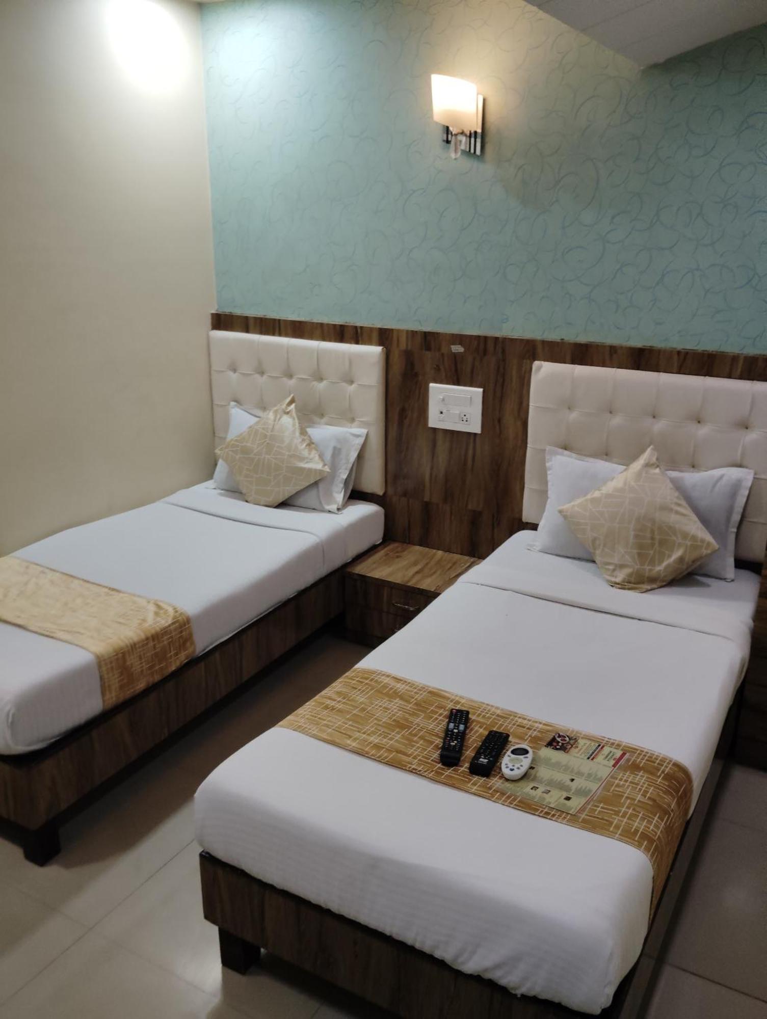 Hotel Crystal Park Near Nesco Exhibition Center Мумбаи Экстерьер фото