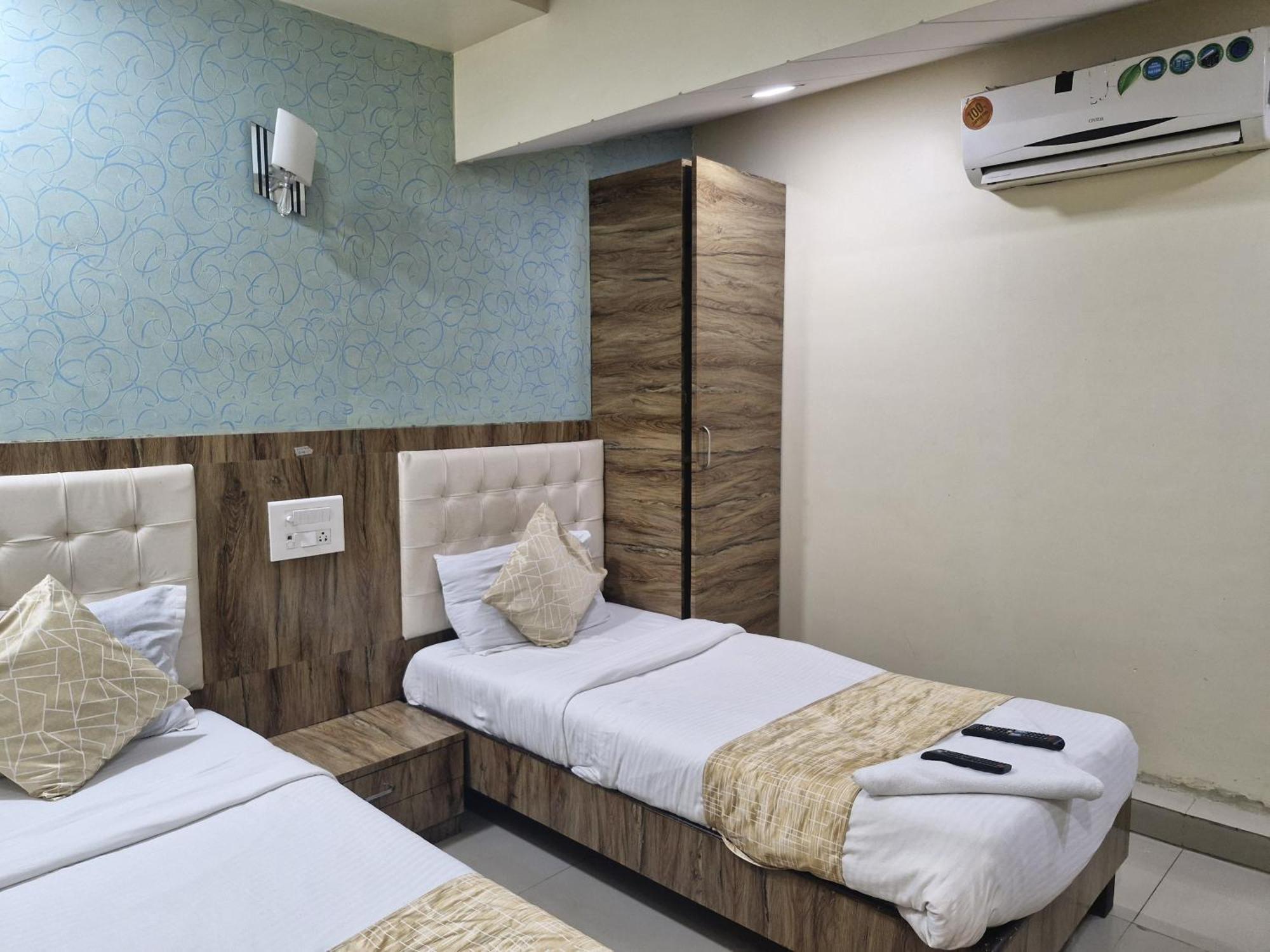 Hotel Crystal Park Near Nesco Exhibition Center Мумбаи Экстерьер фото