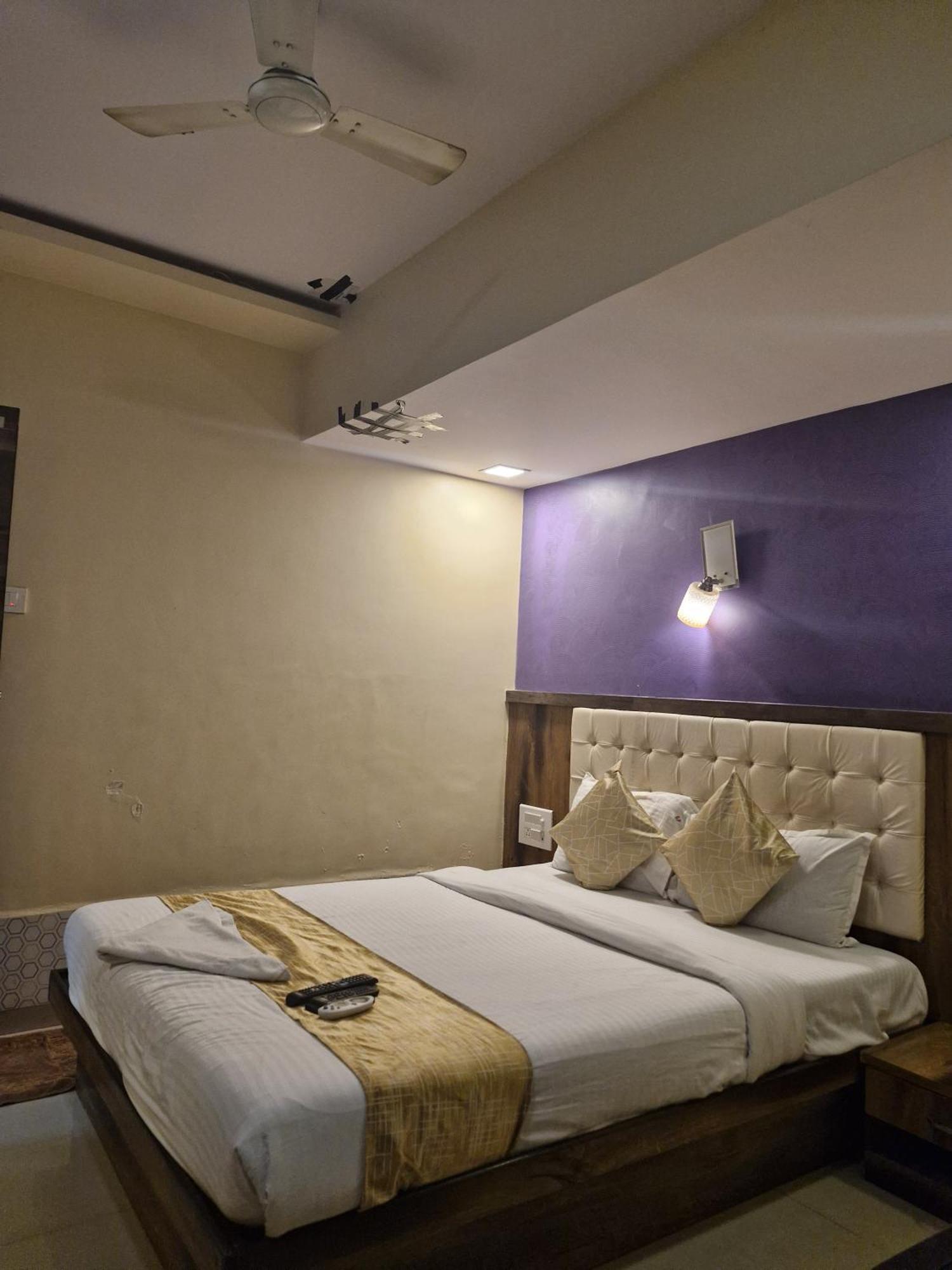 Hotel Crystal Park Near Nesco Exhibition Center Мумбаи Экстерьер фото