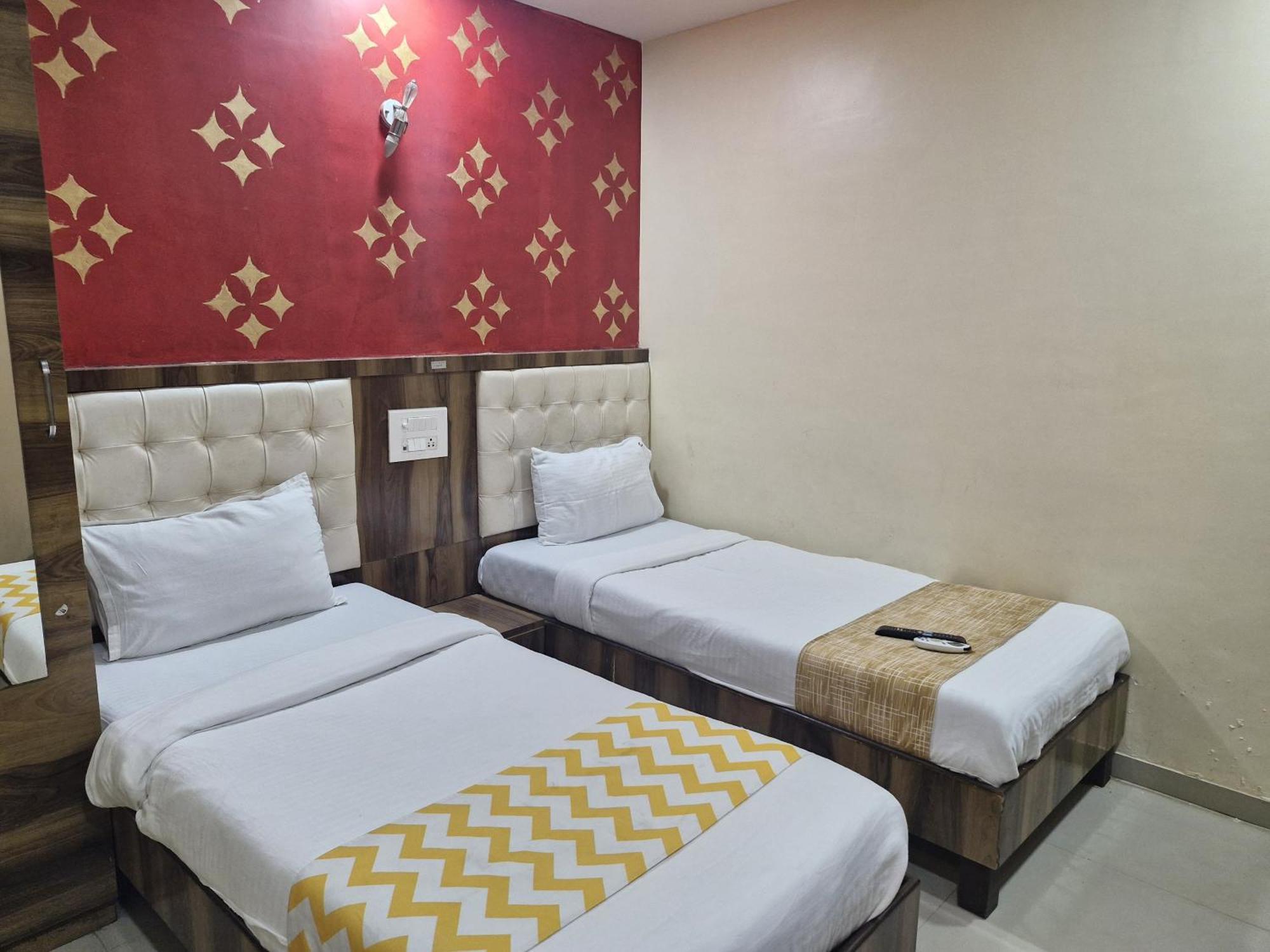 Hotel Crystal Park Near Nesco Exhibition Center Мумбаи Экстерьер фото